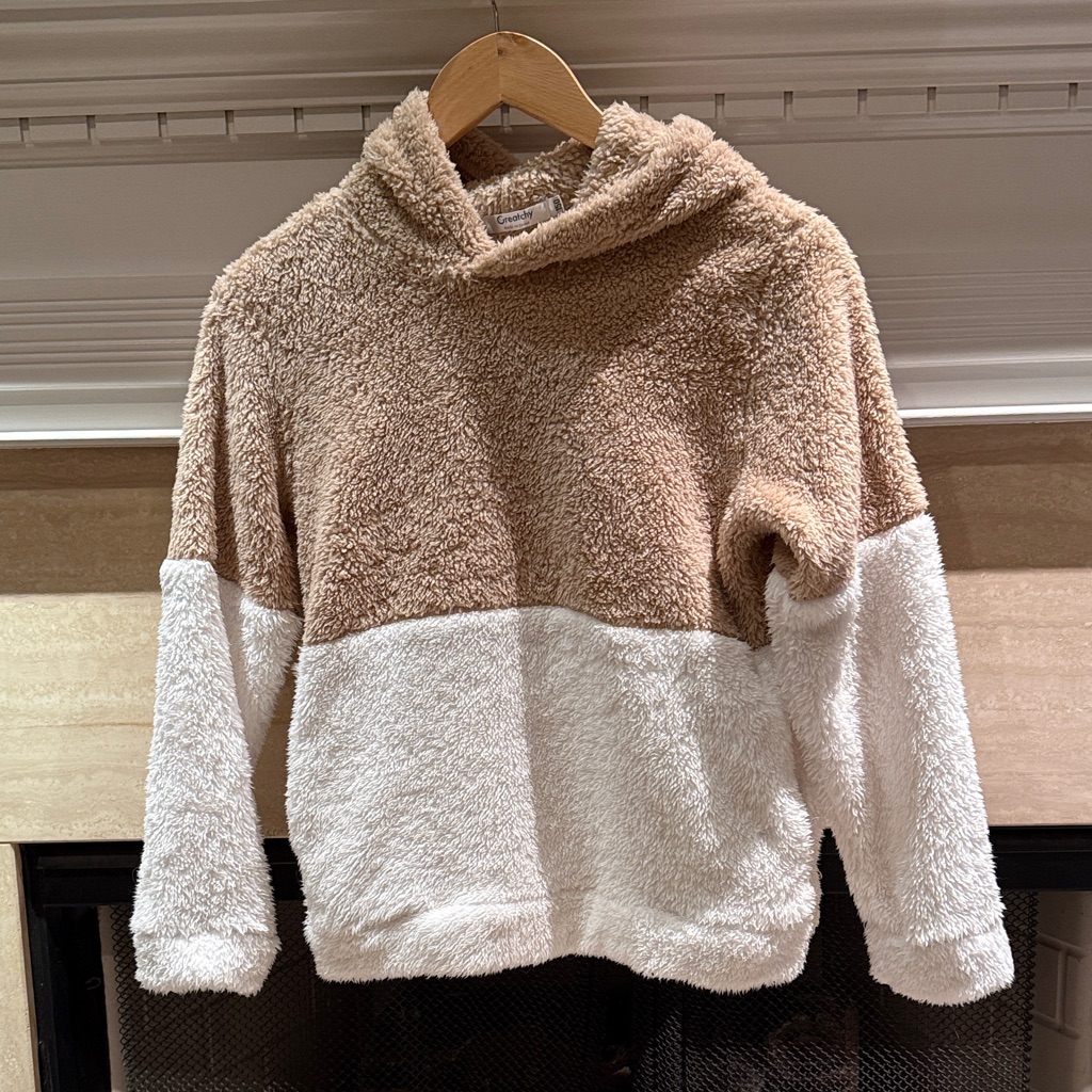 Plush Two-Tone Turtleneck Sherpa Sweater - Cream And Tan